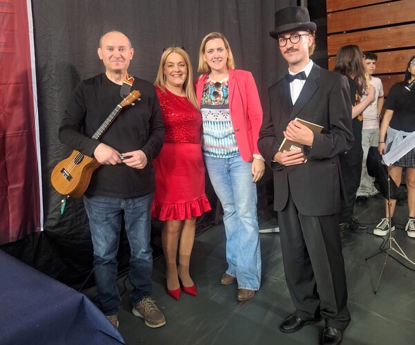 Membros da Tatuna com a organização da Feira do Livro de Creixomil